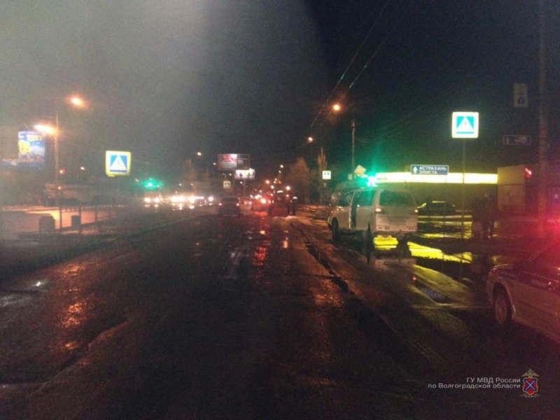 В Волгограде водитель минивэна сбил на пешеходном переходе женщину
