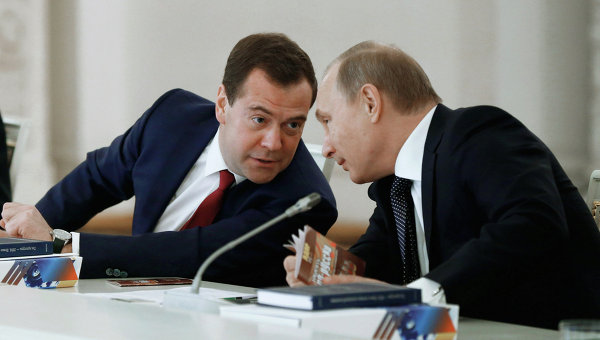 Песков объяснил одновременное отсутствие в РФ президента и премьера