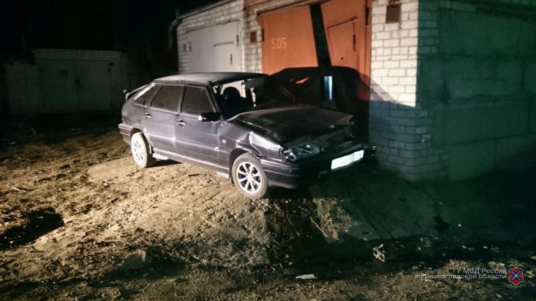В Волгограде водитель «четырнадцатой» протаранил гараж