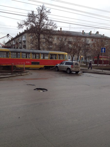 В Волгограде автоледи остановила движение трамваев