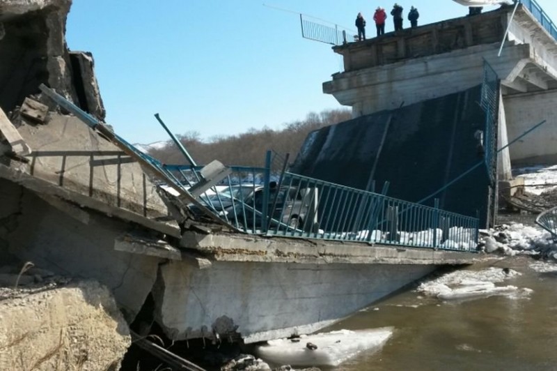 В Приморье задержали водителя грузовика, обрушившего мост