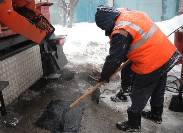 В Волжском используют новые технологии для зимнего ремонта дорог