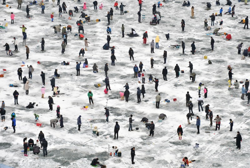 Рыбаки, рискуя жизнью, выходят на лёд в районе плотины ГЭС