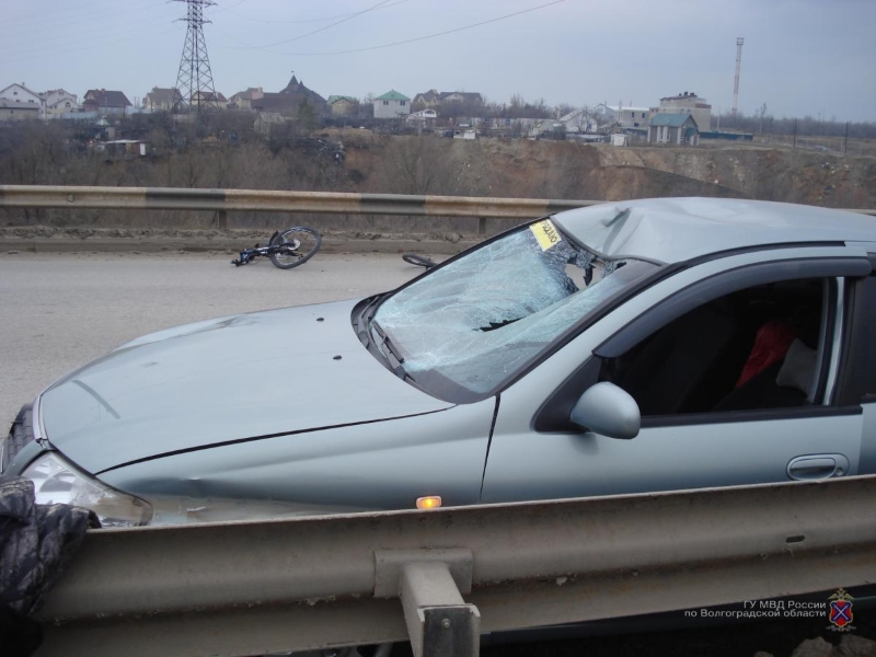 В Волгограде пенсионер на велосипеде угодил под колеса иномарки