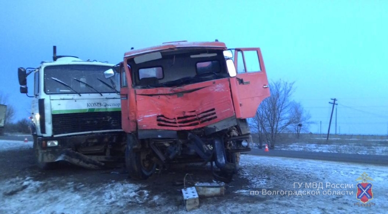 В Волгограде столкнулись три большегруза, пострадал один человек
