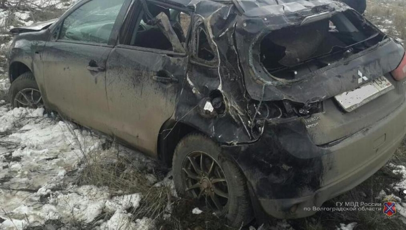На трассе под Волгоградом в результате опрокидывания пострадал водитель иномарки
