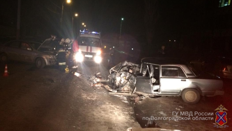 В Волгограде три человека получили тяжелые травмы в лобовом столкновении ВАЗа с иномаркой