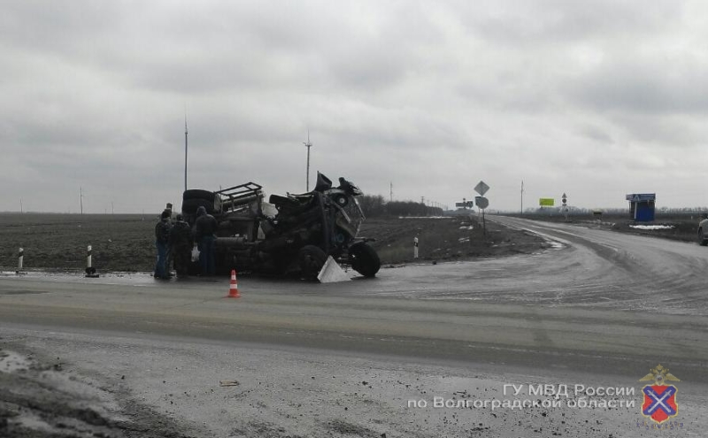 Под Волгоградом грузовик протаранил большегруз