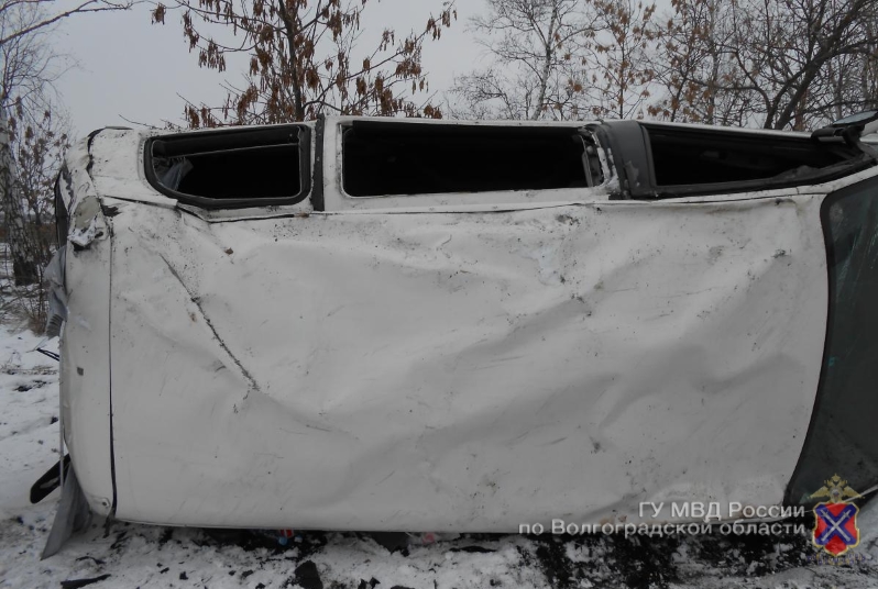 На трассе под Волгоградом иномарка опрокинулась в кювет