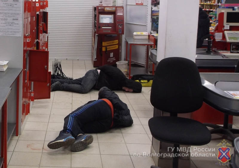 Под Волгоградом четверо рецидивистов задержаны с поличным во время ограбления банкомата