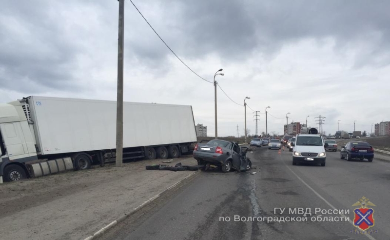 На трассе под Волгоградом 75-летний водитель «Приоры» протаранил фуру