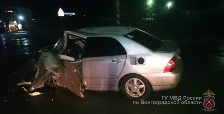 На трассе под Волгоградом «Камаз» раздавил иномарку, водитель погиб