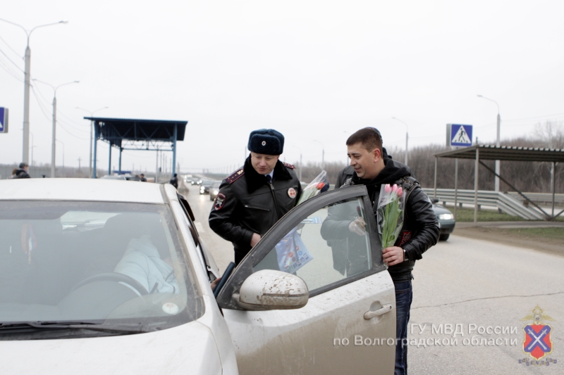 Автоинспекторы вышли на дороги Волгограда с цветами