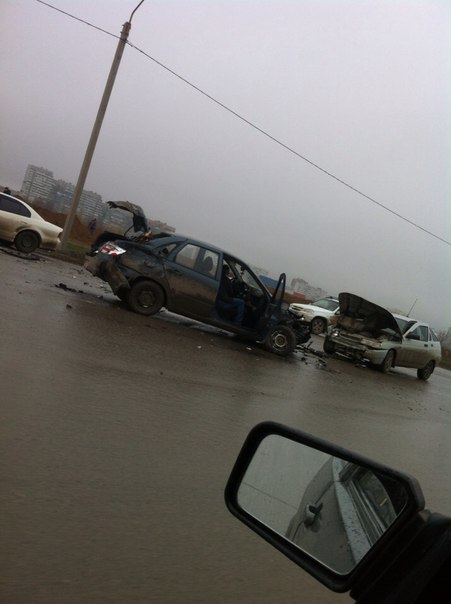 В Волжском столкнулись четыре легковушки, пострадали два человека