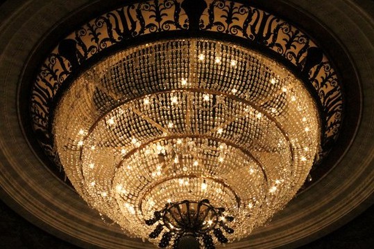 Волжане стали свидетелями спуска дворцовой люстры