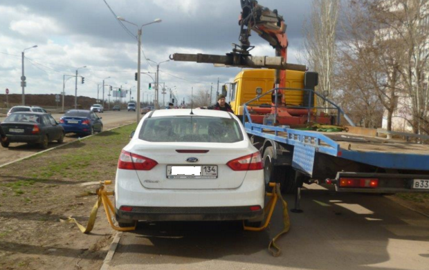 В Волжском припаркованные на тротуарах автомобили увозят на штрафстоянку