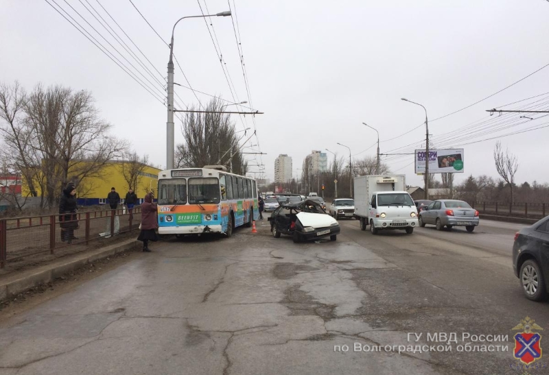 В Волгограде лихач на «ВАЗе» протаранил троллейбус
