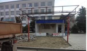 В Волжском продолжают демонтировать незаконные киоски