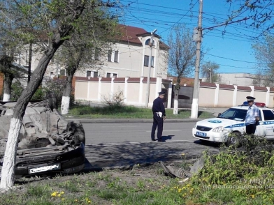 В Волгограде перевернулась иномарка, водитель госпитализирован