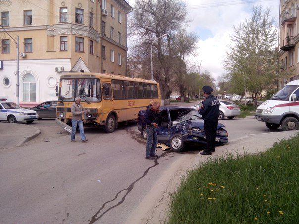 В Волгограде «ВАЗ» протаранил школьный автобус