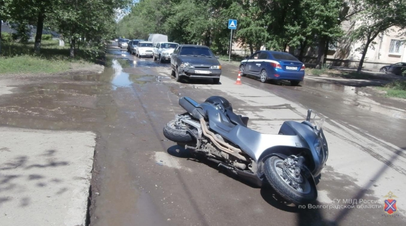 В Волжском автоледи на «четырнадцатой» сбила мотоциклиста