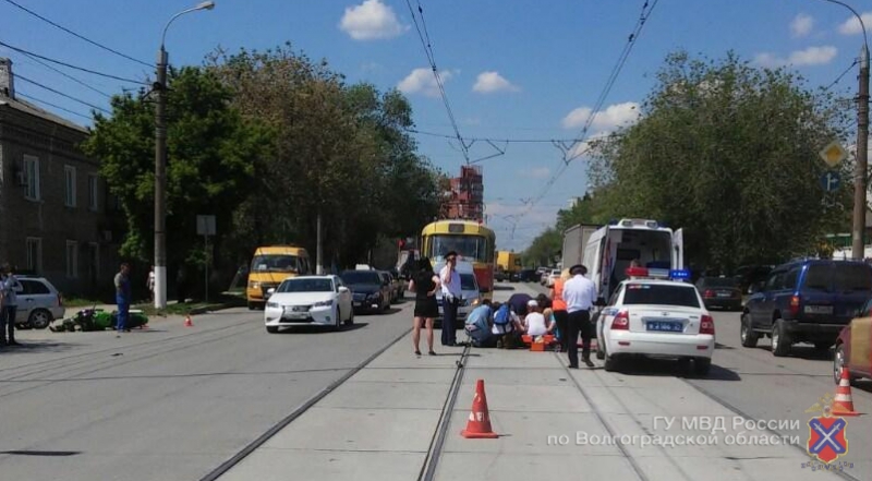 В Волгограде мотоциклист сбил пешехода на трамвайном переезде