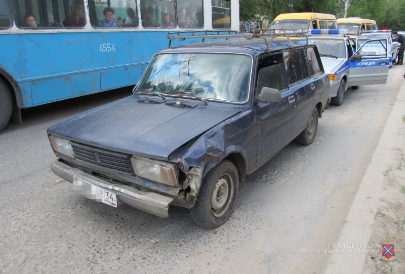 В Волгограде свидетель ДТП лишился своего автомобиля, пока оказывал помощь пострадавшим