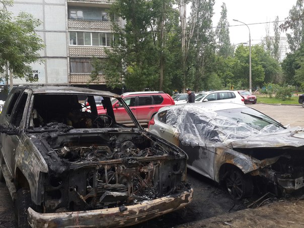 В Волгограде ночью сожгли две иномарки