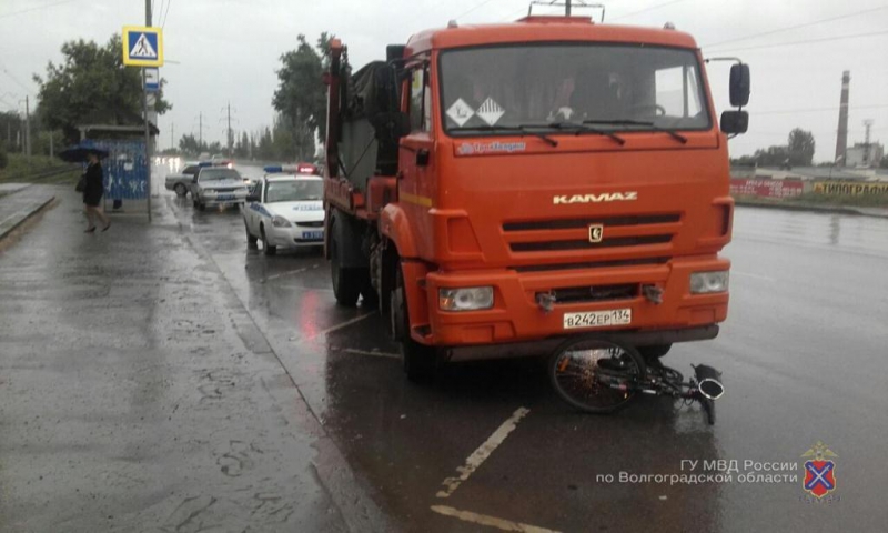В Волгограде мусоровоз снес автобусную остановку, пострадали два человека