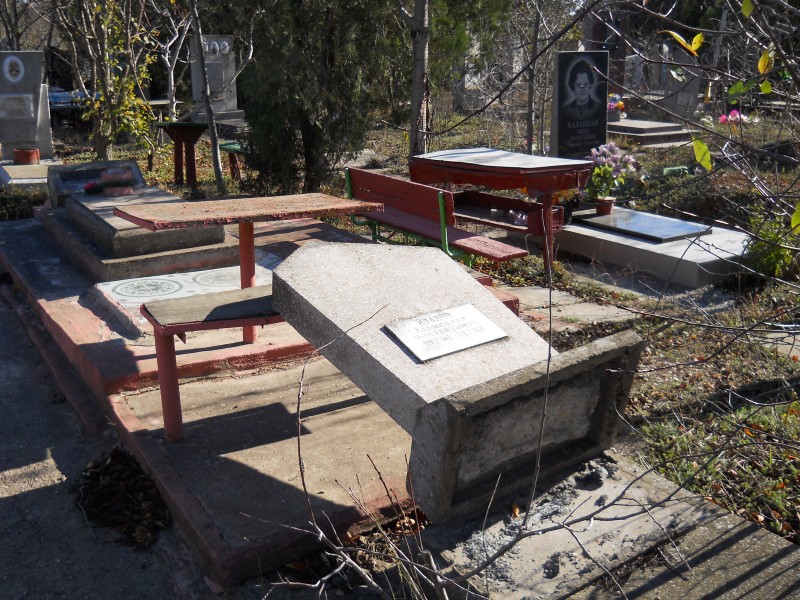 На кладбище под Волгоградом школьник разгромил более 10 захоронений