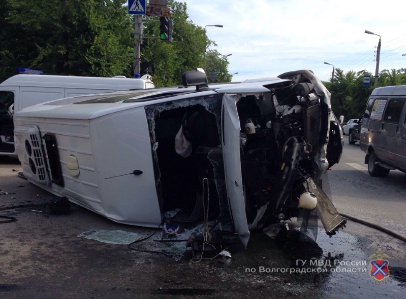 В Волжском в аварию попал автобус, перевозивший работников шинного завода