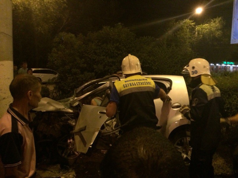 В Волгограде иномарка протаранила столб, девушка-водитель погибла
