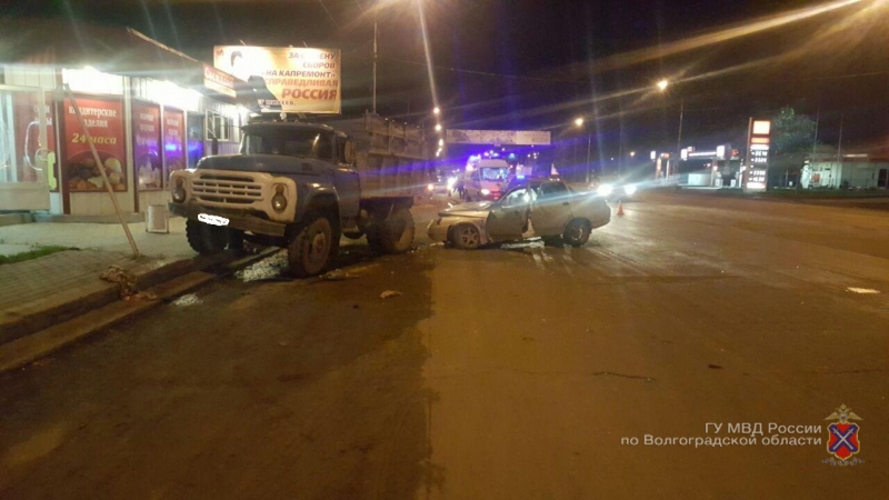 В Волгограде «десятка» протаранила грузовик, погиб один человек
