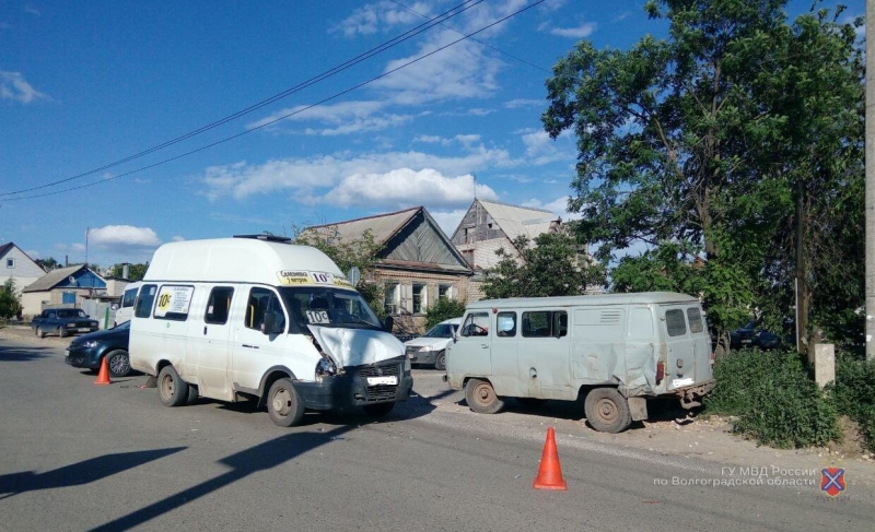 В Волгограде в ДТП с маршруткой пострадали две женщины и ребенок