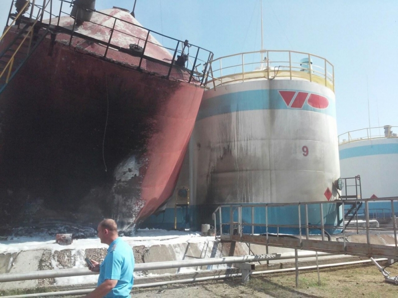 В  Волгоградской области при пожаре на нефтебазе пострадал один человек