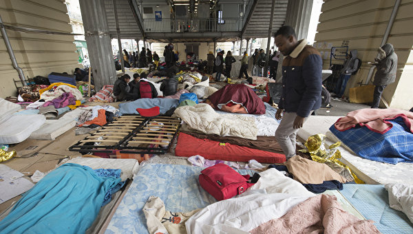В Париже эвакуируют более тысячи мигрантов
