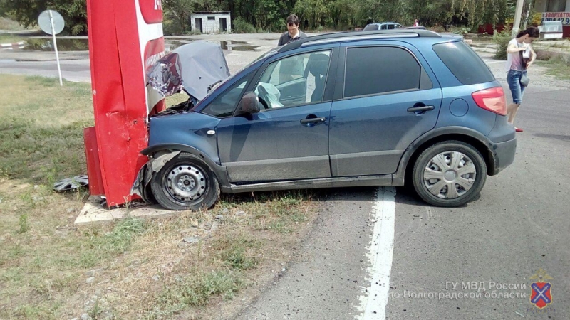 Под Волгоградом автоледи разбила машину, торопясь на заправку