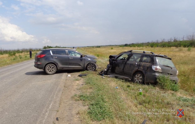 На трассе под Волгоградом в ДТП пострадали трое, один погиб
