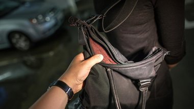 Грабитель позарился на дорогостоящую дамскую сумочку