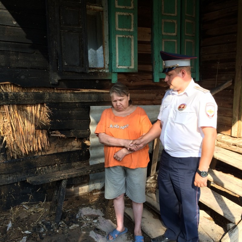 Инспектор ДПС спас незрячую женщину из горящего дома