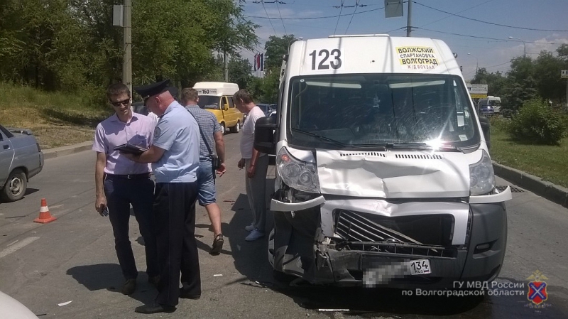 В Волгограде маршрутка №123 протаранила два автомобиля, 6 пострадавших