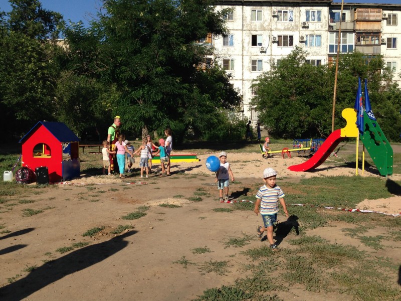 В Волжском устанавливают современные детские площадки