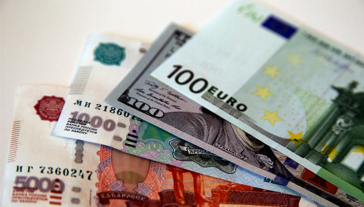 Евро упал ниже 70 рублей