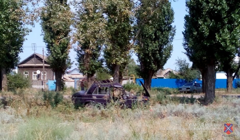 Под Волгоградом «ВАЗ» врезался в дерево, водитель погиб