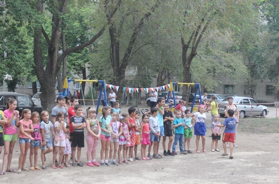 Во дворах Волжского продолжают устанавливать детские площадки