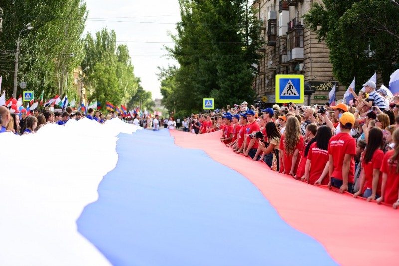 Жители Волгоградской области отмечают День российского флага