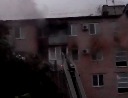 В Волгограде пожарные спасли из огня двоих детей и женщину