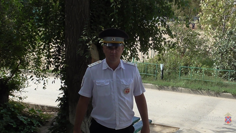 Волгоградские полицейские вернули автоледи забытую на АЗС сумку с 3 миллионами рублей