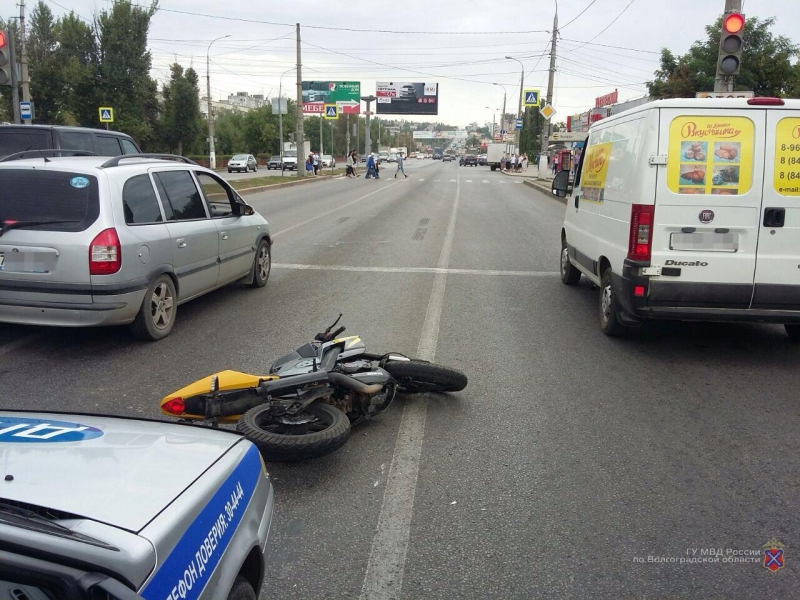 В Волгограде мотоциклист протаранил фуру