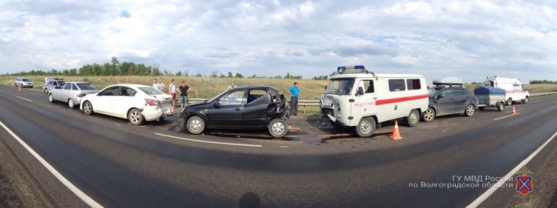 На трассе под Волгоградом столкнулись 5 автомобилей